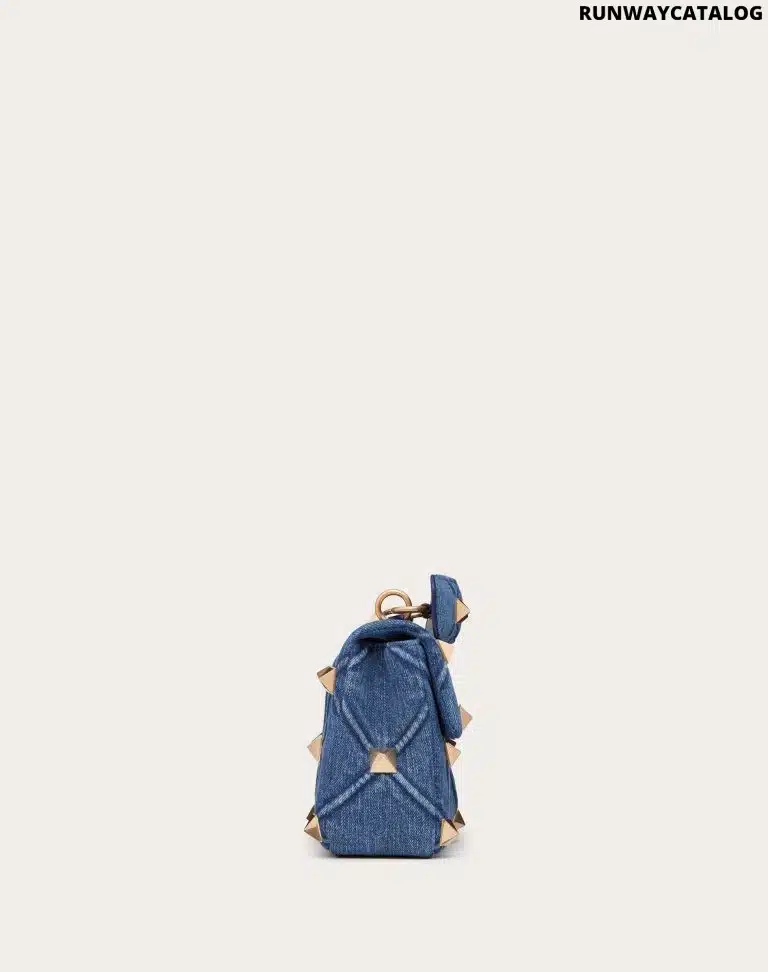 MEDIUM ROMAN STUD THE SHOULDER BAG IN DENIM WITH CHAIN - Image 5