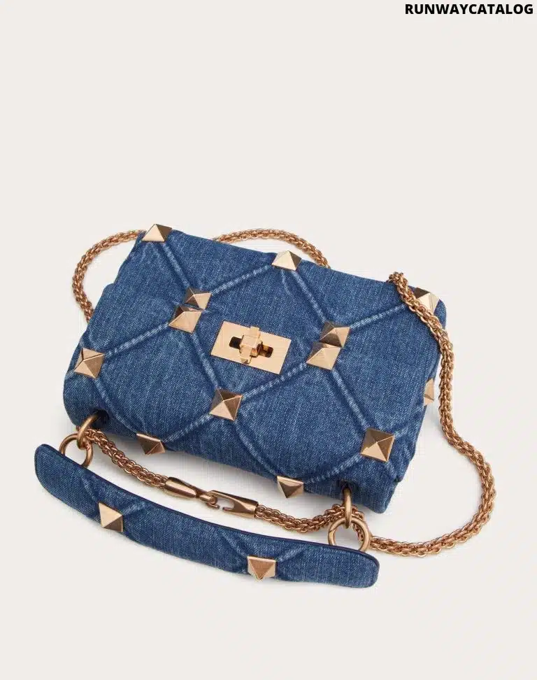 MEDIUM ROMAN STUD THE SHOULDER BAG IN DENIM WITH CHAIN - Image 4