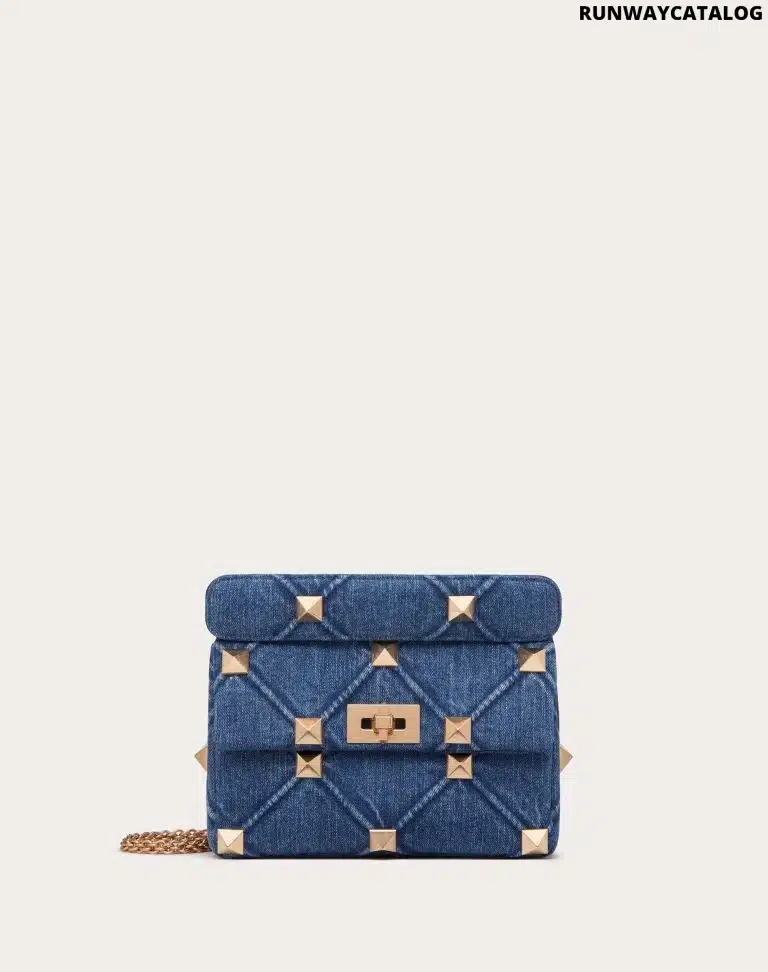 MEDIUM ROMAN STUD THE SHOULDER BAG IN DENIM WITH CHAIN