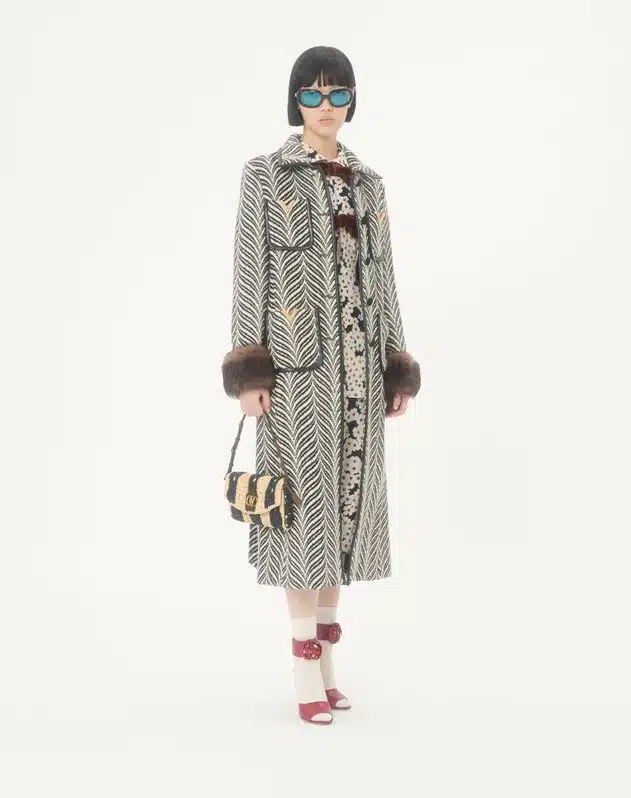 Valentino Garavani Devain Small Shoulder Bag In Raffia With Wave Pattern - Image 3